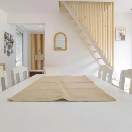 2 Bedroom Stunning In Дом отдыха La Pernelle