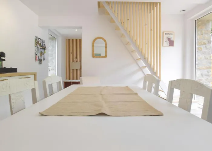 2 Bedroom Stunning In Casa vacanze La Pernelle